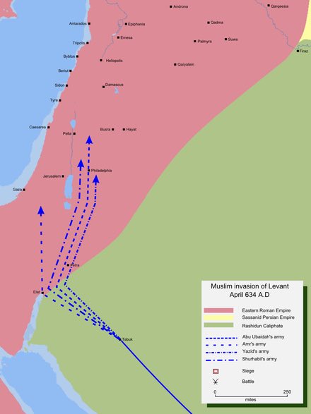 Les arabes décidèrent d’attaquer les perses et romains en même temps.Le nouvel empire défia alors 2 des plus grandes puissances que la terre avait connue, Rome et la Perse.En 633 4 armées furent envoyées pour ocuper les campagnes romaines de palestine