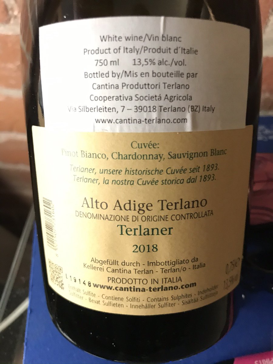 SteveKubota's tweet photo. Last nights wine #Terlaner (Pinot Blanco, Chardonnay & Sauvignon) from #KellereiCantinaTerlan #AltoAdige w/ green Thai curried oysters & vermicelli @pietrosd @TweetaDean @CaththeWineLady @ricasoli99 @DivaVinophile @VinoSocialNancy @DemiCassiani @wineworldnews @GrnLakeGirl 😎🍷💜 https://t.co/avLZCFahqC