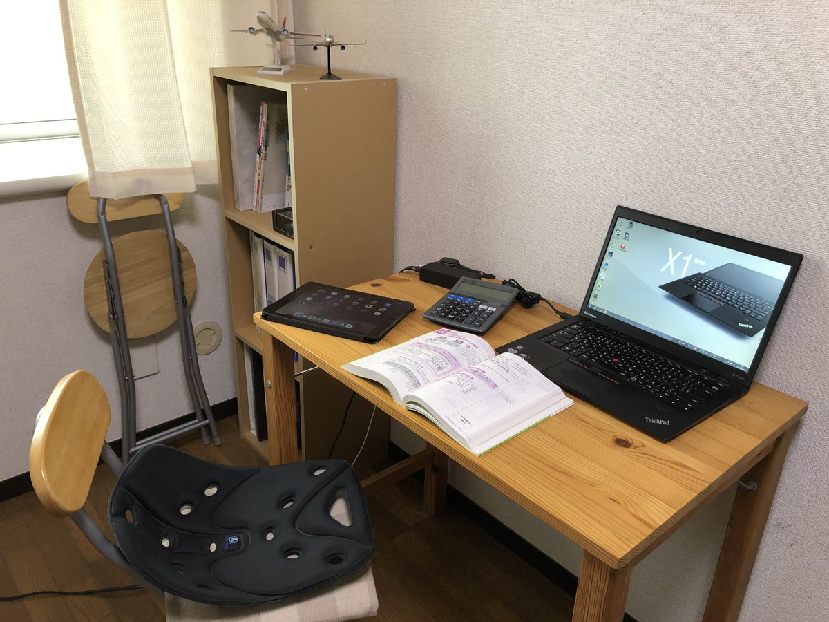 TORY_biz's tweet photo. TORYのしょぼいStudy Cave。これ、普通にあるやつです。。。後方は資料に埋もれてます。

皆さんもどうぞ！#勉強部屋 #StudyCave https://t.co/AISUhqqoK5