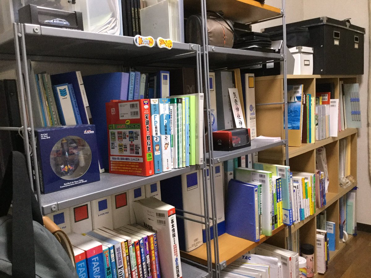 TORY_biz's tweet photo. TORYのしょぼいStudy Cave。これ、普通にあるやつです。。。後方は資料に埋もれてます。

皆さんもどうぞ！#勉強部屋 #StudyCave https://t.co/AISUhqqoK5