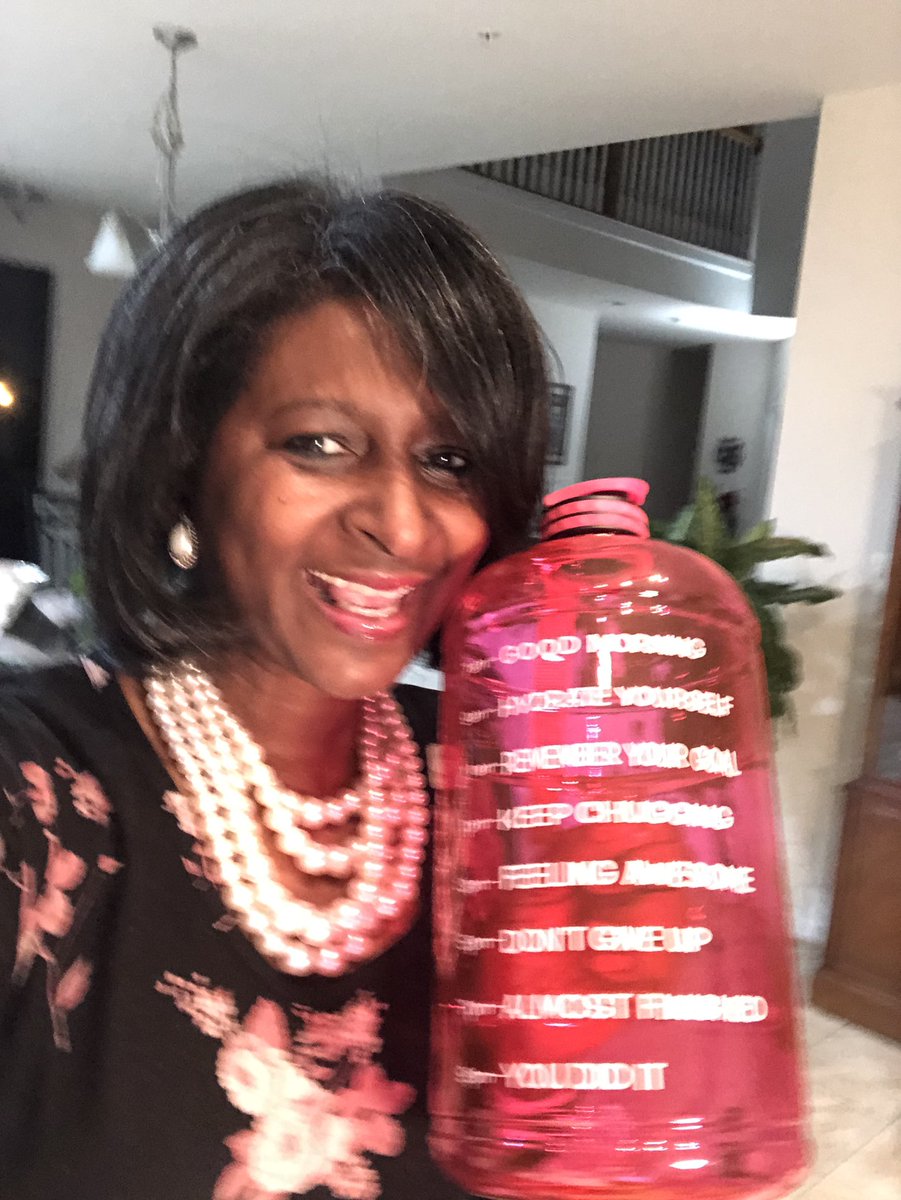 MrsPRProtocol's tweet photo. ππ½ #FriendshipFriday so... I have the BESTEST friends and I love how they show LOVE β€οΈ #GratitudeFriday
#LoveMyFriends thank you so much @chrystalslyte π₯° for my #welllnessgift #drinkmorewater Staying focus to #hydrate #MoveYourBody π£
#GirlsWithPearls #MrsPRProtocol π https://t.co/81CigxIDcK