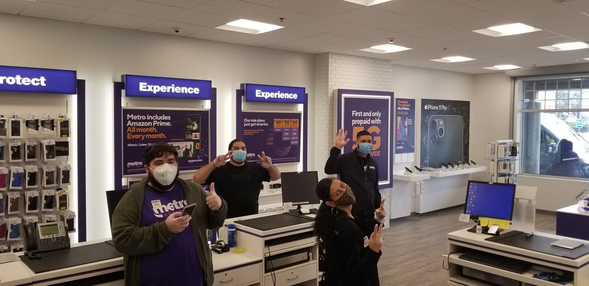 KevinLasella's tweet photo. Awesome job by the New England Metro by T-Mobile TEAM getting 5 more stores open today! Appreciate the teamwork and efforts from everyone🙏 @JonFreier @mick4077 @JohnCShelton12 @thayesnet @John_Dief @bilson94 🙏 https://t.co/orF1nOTDZp