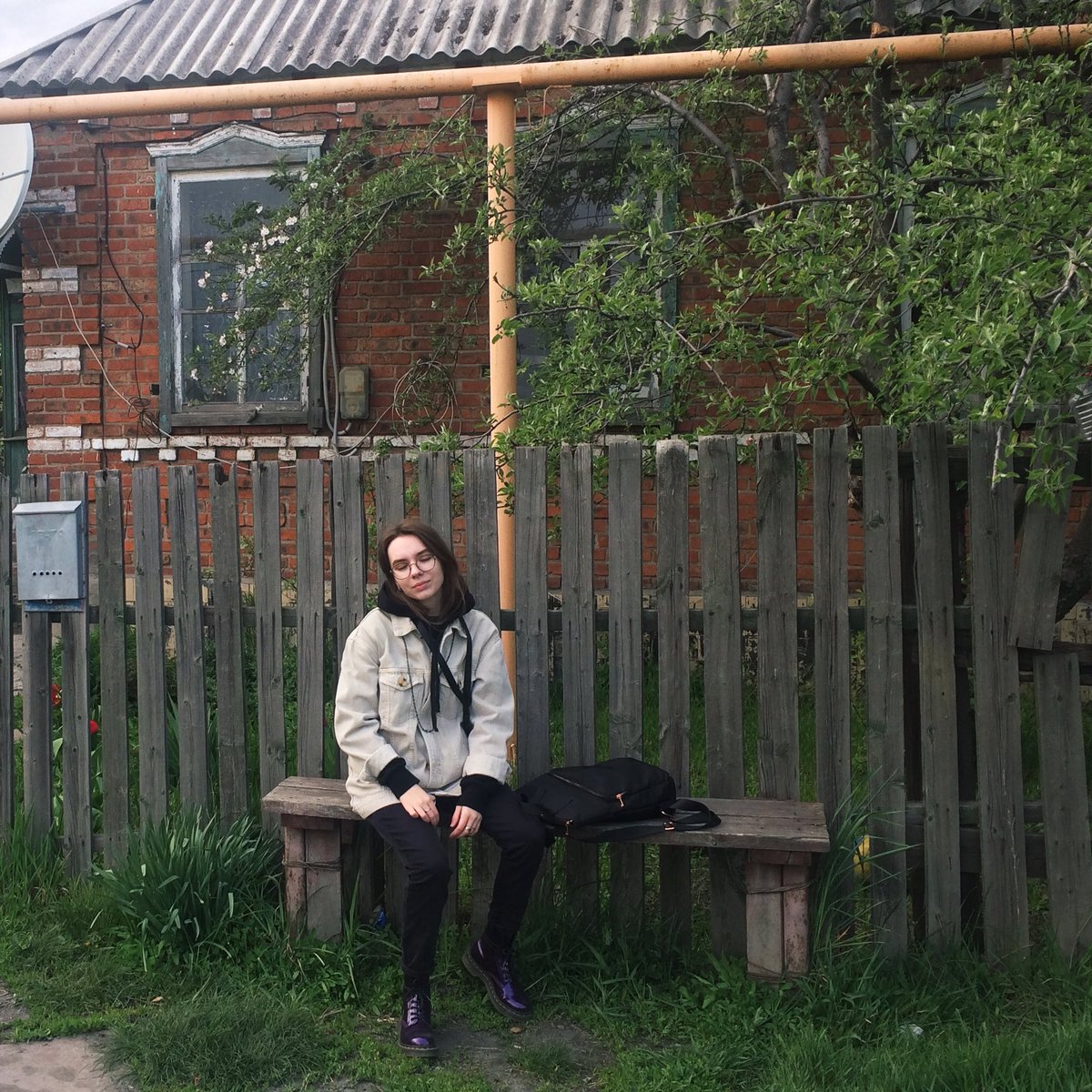 Commonness__'s tweet photo. Тебе не хватает малого -
понять, что нас только двое,
что время - одно наебалово,
пространство - другое. https://t.co/7tSpwZITHY