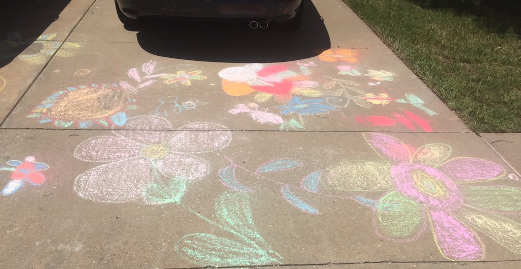 MaybeMason00's tweet photo. @dhs_kay Happy May Day!
Decided to spiff up my driveway this afternoon and, as chaotic as the final result may be, I’m happy with the overall image and hope my neighborhood is equally as happy with it!
P.S. the siblings helped and obviously all the parts that look good were me https://t.co/LMylJLqGRS