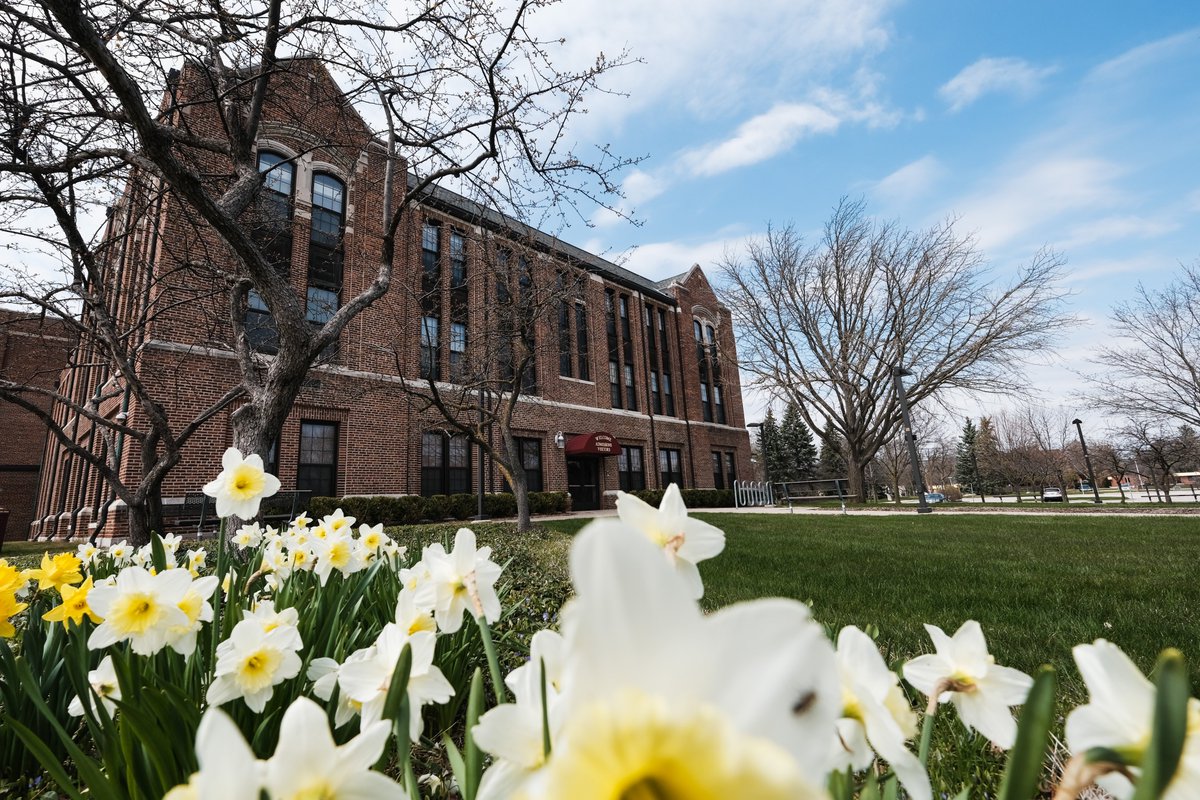 CMUniversity's tweet photo. Save time and money with CMU’s summer extra credit. Current students who take nine credits this summer can earn $1,500 toward their tuition and fees. Learn more about our Summer Extra Credit program: https://t.co/IGhu3yUUbO #LifeAtCentral https://t.co/G7a9PzySH2
