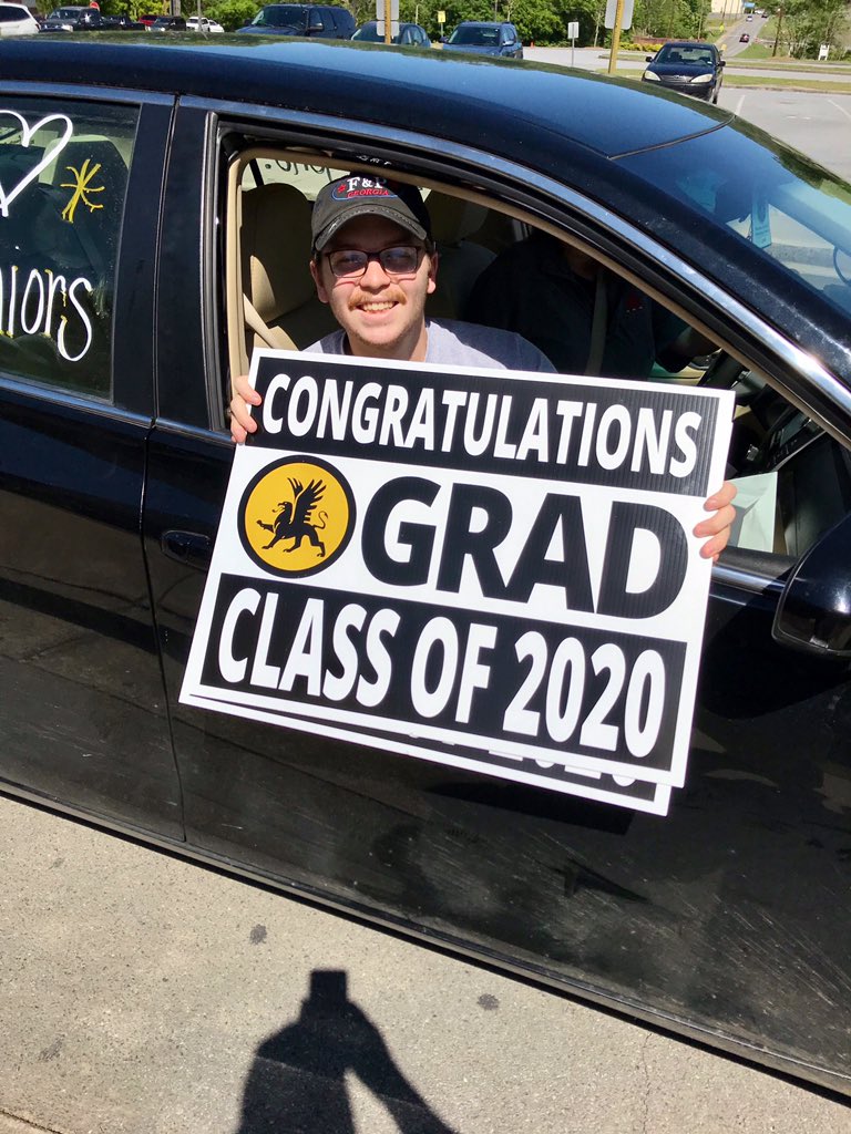 JameyAlcorn's tweet photo. Great to see some Dragons today! 🎓🎓🎓
#Classof2020 https://t.co/qtphoj1ozg