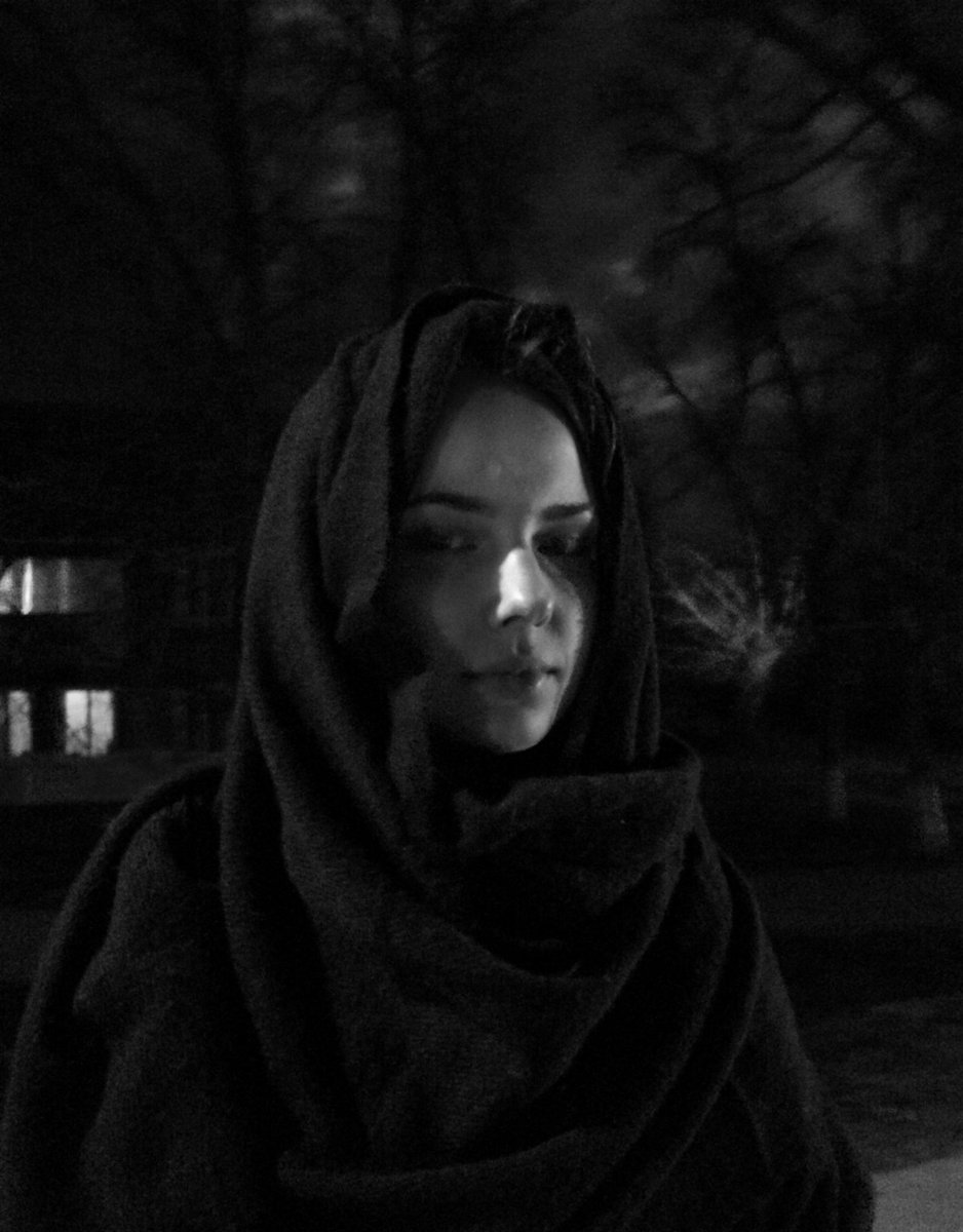 Commonness__'s tweet photo. С самого начала дул жуткий ветер.
Хлопнула дверь, я оглянулся,
я подумал - главное мента не встретить, -
и перешёл улицу.
В правой руке я сжимал сумку
с двумя килограммами травы https://t.co/dIcAngBWG4