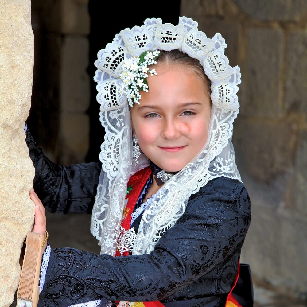 Hoy, nuestra pequeña Elisa, estaría nerviosa, alegre y emocionada de estar en esa plaza tan emblemática abarrotada de gente y acompañada de su comisión.
Hoy no podrá ser, pero será, e iremos con las mismas ganas y la misma ilusión a darlo todo y apoyarte hasta el final.
