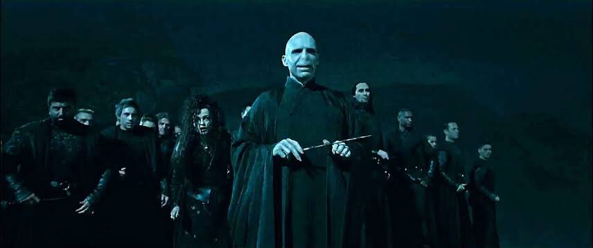cacocardassi's tweet photo. Há 22 anos, nesse momento 
(23:00 Escócia) 

A voz fria de Voldemort invadia os terrenos de Hogwarts dizendo que tinham uma hora para entregar Harry Potter a ele, ou todos que tentassem lutar seriam mortos. 

#22YearsBattleOfHogwarts https://t.co/Gpj0njxyvI