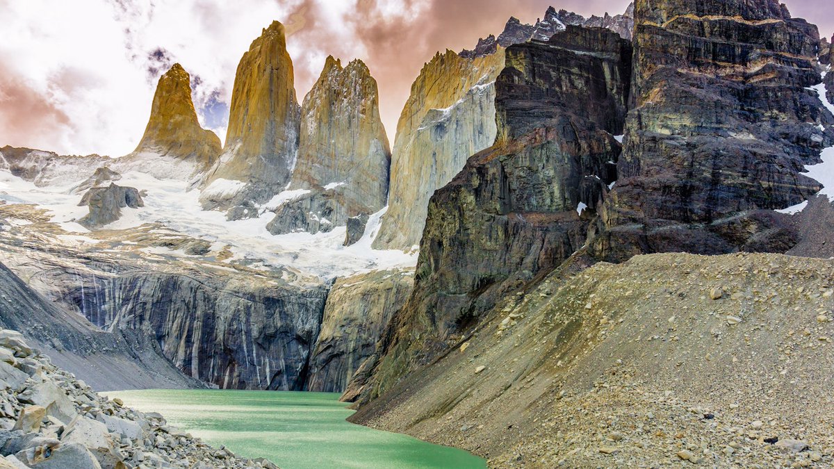 CNTraveler's tweet image. From massive glaciers to turquoise waters, here are 15 of the most beautiful places in Chile: cntrvlr.co/7taKkxV