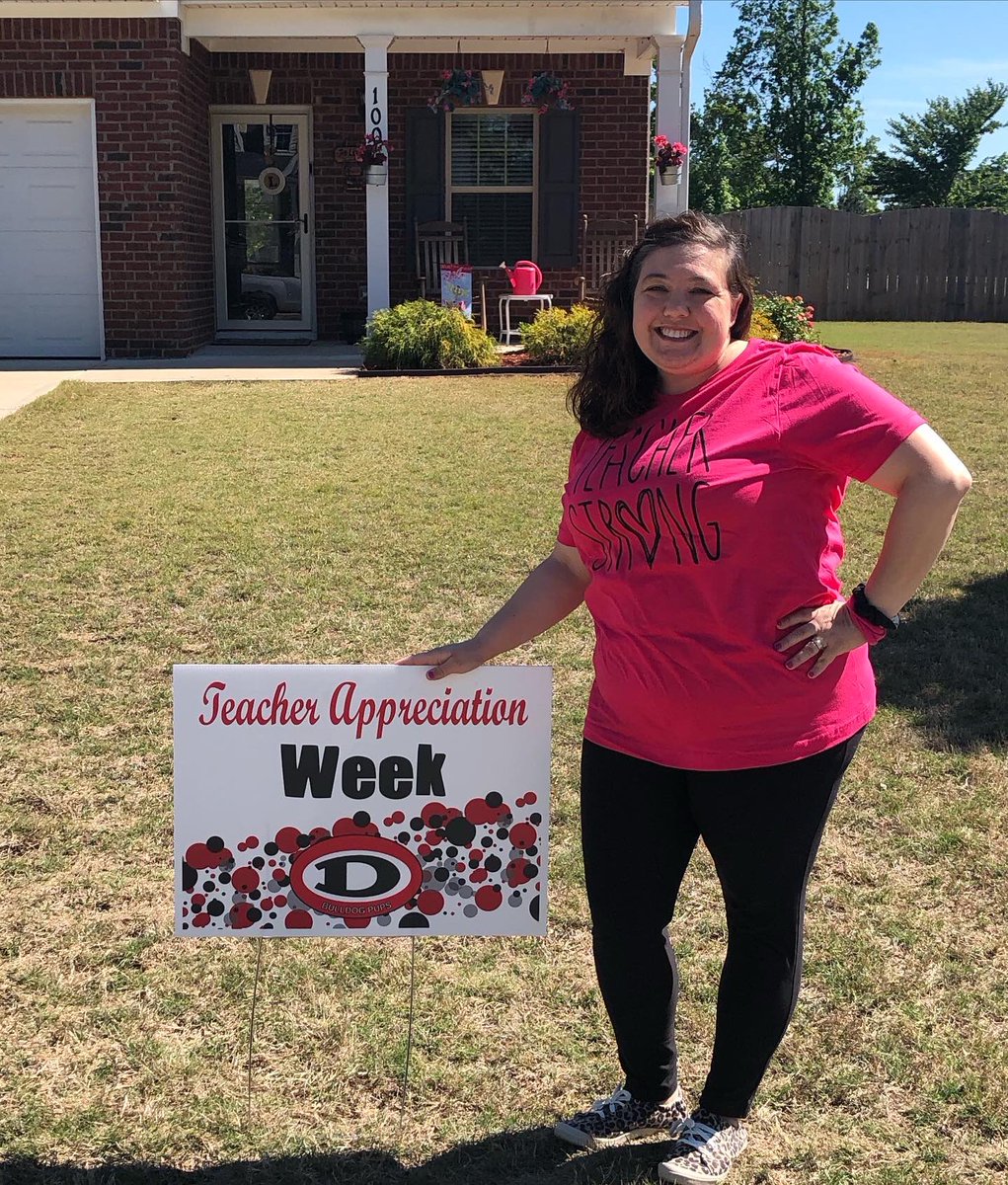 supermrslee's tweet photo. What a nice surprise to find this in my yard! Thank you DES! #teacherstrong #teacherappreciation #iamwhy #bulldogpups #proudtoteach #iteachkindergarten 🐾✏️ @DES_HCS  @LearnInHenry https://t.co/mqCIpNqeor