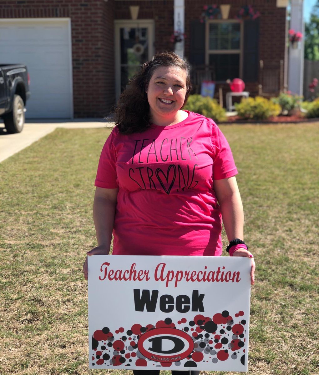 supermrslee's tweet photo. What a nice surprise to find this in my yard! Thank you DES! #teacherstrong #teacherappreciation #iamwhy #bulldogpups #proudtoteach #iteachkindergarten 🐾✏️ @DES_HCS  @LearnInHenry https://t.co/mqCIpNqeor