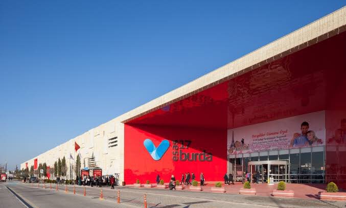 Berskha zara olmamasına rağmen sevdik biz seni