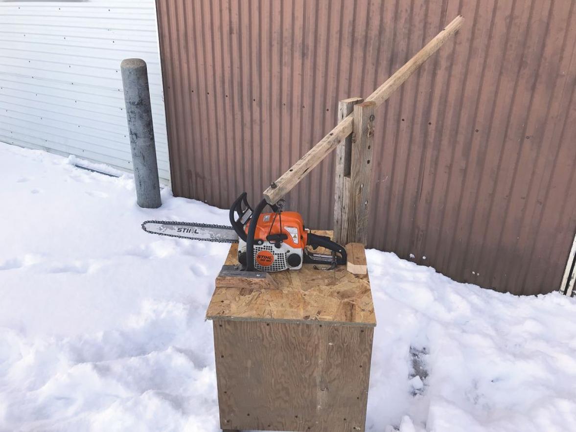 FarmShow's tweet image. My 98-year-old dad still heats his house entirely with wood but has trouble starting his chainsaw. His problem is that he can’t yank the pull cord fast enough to start the saw. #chainsaw #pushstart #shopidea #farmfavorite farmshow.com/a_article.php?…