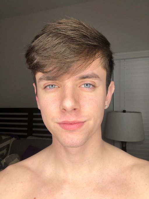 Watch Oliver Edwards's leaked NSFW photo on TwXstars