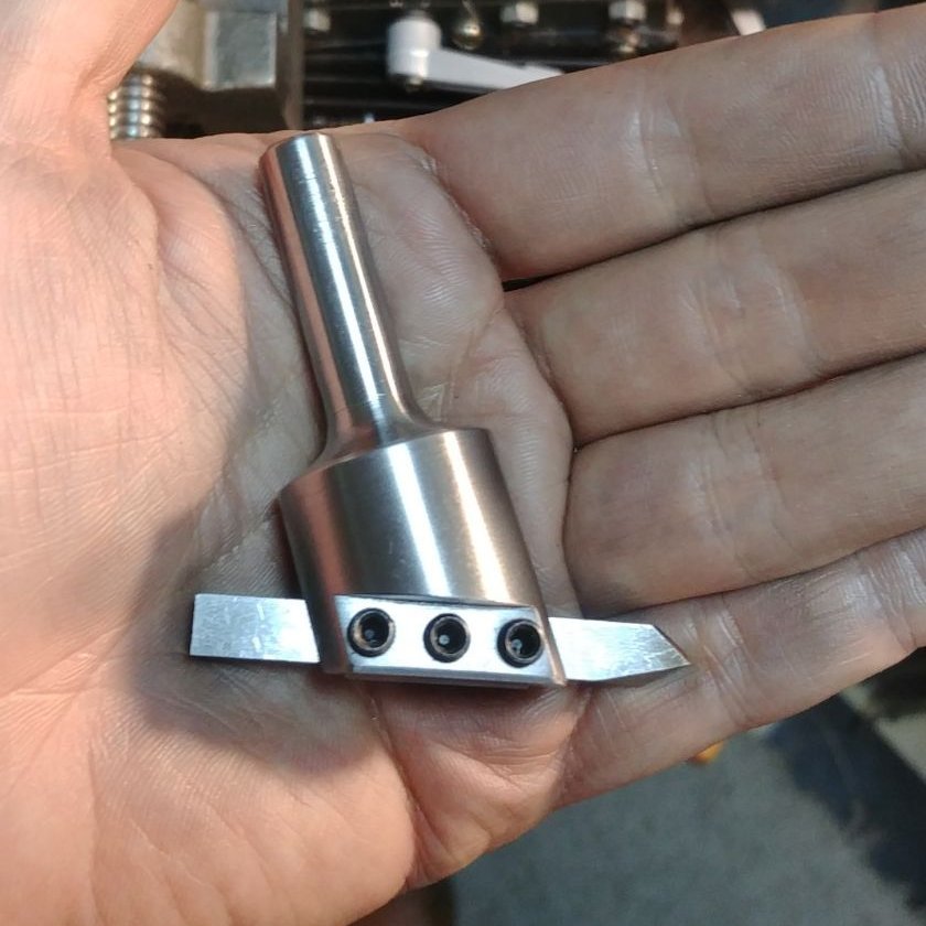 Astronozem on X: I made a little 25 mm fly cutter for 6 mm or 1/4 HSS  tool bits. Still have to grind the tool bit to the right geometry! #lathe  #millingmachine #