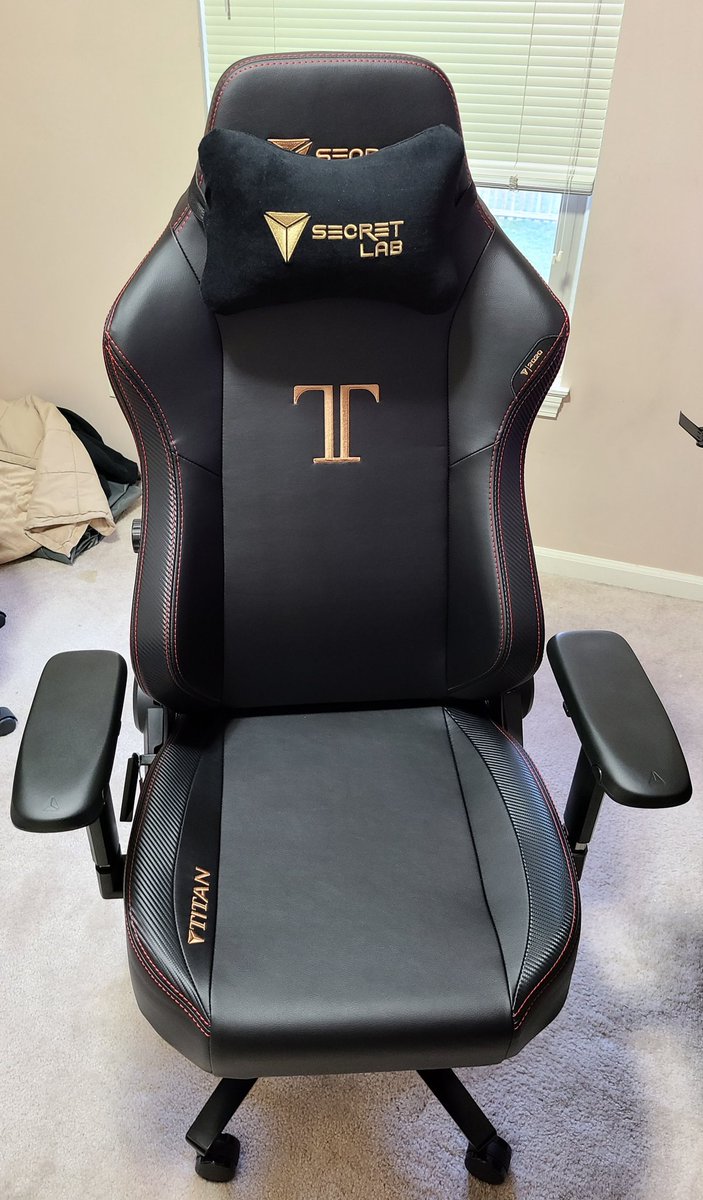 ZiggyFalconBG's tweet photo. Loving this chair by #secretlab. Most comfortable chair I've ever gamed in. #getyourselfone https://t.co/x1kiLGeFhz