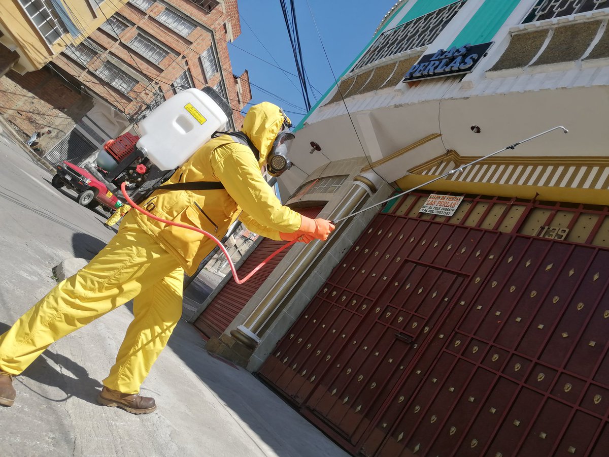 SubMaxParedes's tweet photo. #LaPaz Continuando con la lucha contra el #CoronaVirus, grupo #PrimeraLínea de la subalcaldia realizó trabajo de fumigación y desinfección de las zonas Obispo Indaburo y Gran Poder del Distrito 7.
#QuédateEnCasa https://t.co/NHDCTaebFH