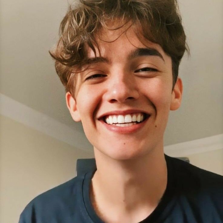 urreaicon's tweet photo. Today the Wake Up MV hit 2M views, and we couldn't be more proud of you work and passion, I am grateful to be a fan and for sharing this happiness with you, thank you for making me proud, I love you @NoahUrrea 💙
.
. 
@NUrreaBR
SELFIES FOR WAKE UP https://t.co/sk2BzfutSQ