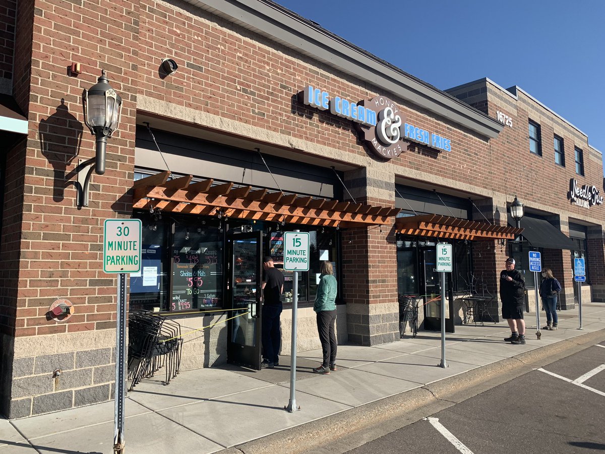 PTAnderson_MN's tweet image. @HoneyAndMackies for the win tonight. So good. #raspberrychocolatechip and #saltedcaramelwithpeanuts #supportlocal #toolocaltofail