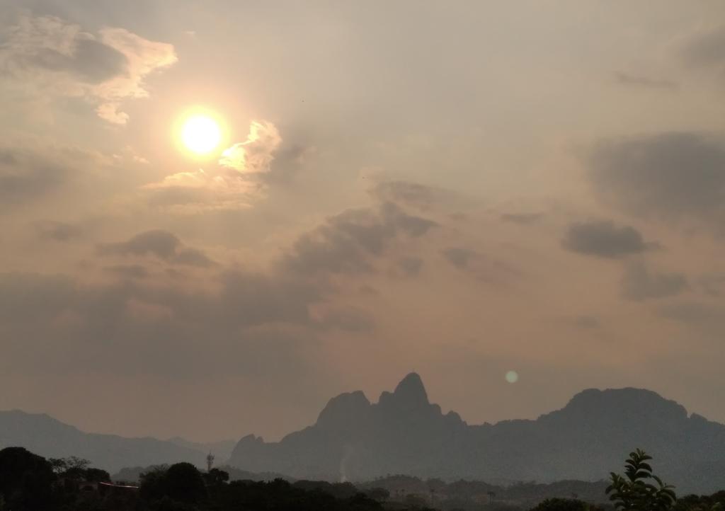 mariposatuitera's tweet image. "El sol es el resorte que lo maneja todo. El sol preserva la vida humana y suministra toda la energía humana".  Nikola Tesla. 🌇