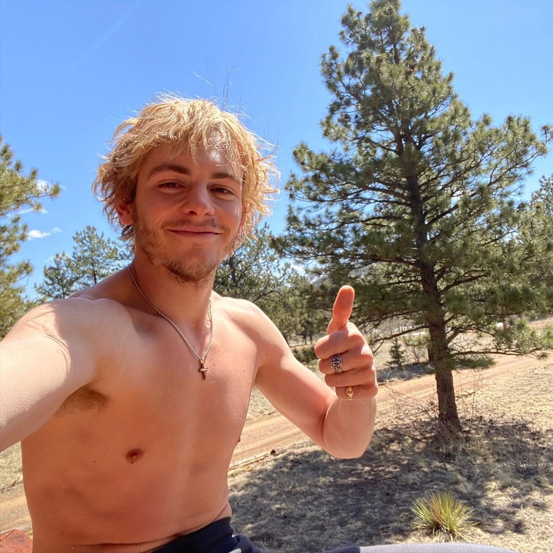 DailyRoss's tweet photo. [PHOTO] Back in Colorado 🏞️☀️ (via ross_lynch on Instagram) https://t.co/cxCH435zIK