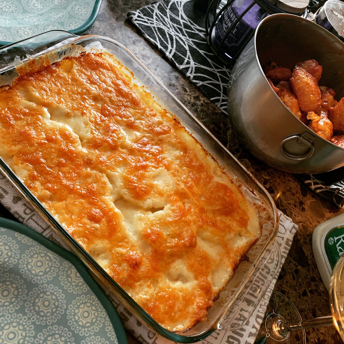 Vee1313's tweet image. Today’s din brought to you by VeeVee in the quarantine to be, Corona Free! #HappySunday peeps! ♥️🍷 #AuGratin &amp;amp; #Wangs time to get comfy for my #90DayFiance