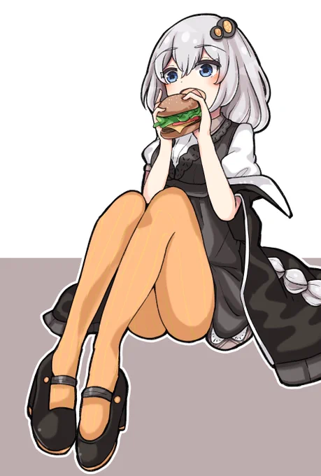 ハンバーガー食べるあかりちゃん 