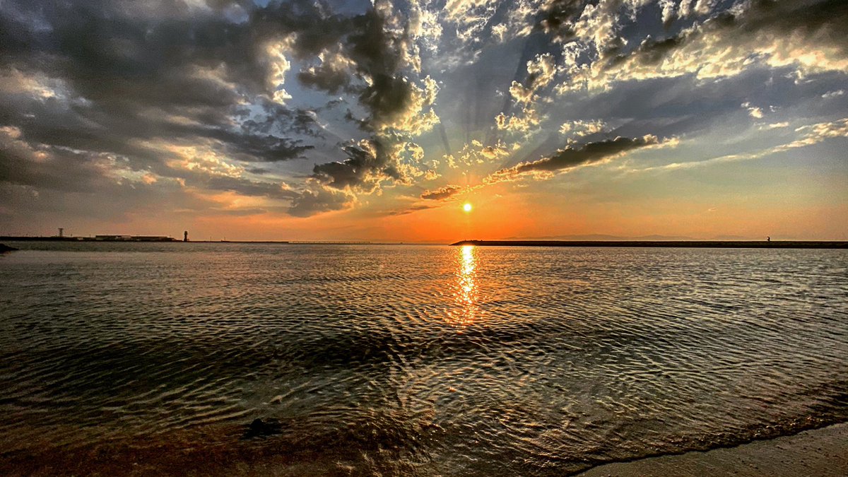 xhdweb3's tweet photo. もう寒くないので砂浜に座って

日が沈むまでずっと見ていられます

至福の時です https://t.co/7mugVWgAzV