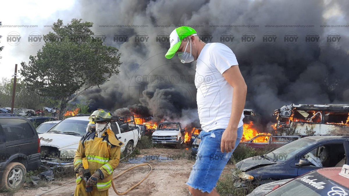 QuintanaRooHoy1's tweet photo. #AlertaQH 🚨
Varios vehículos fueron afectados por gran incendio en el corralon Abhimeri de grúas Cardona. Se encuentra a 3 km pasando el puente hacia Leona Vicario. https://t.co/VSV5EsxhZi