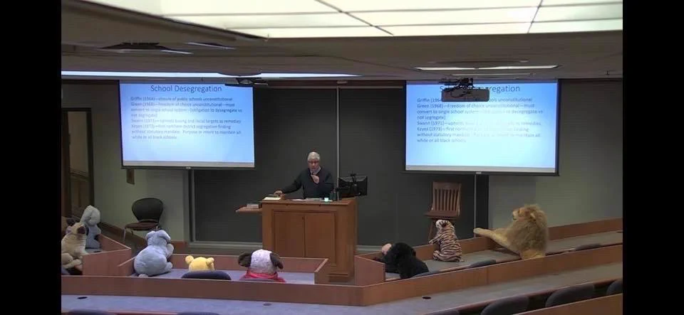 生徒の自宅待機のために講義を録画した教授は？教室の寂しさから徐々に人形を増やすwww