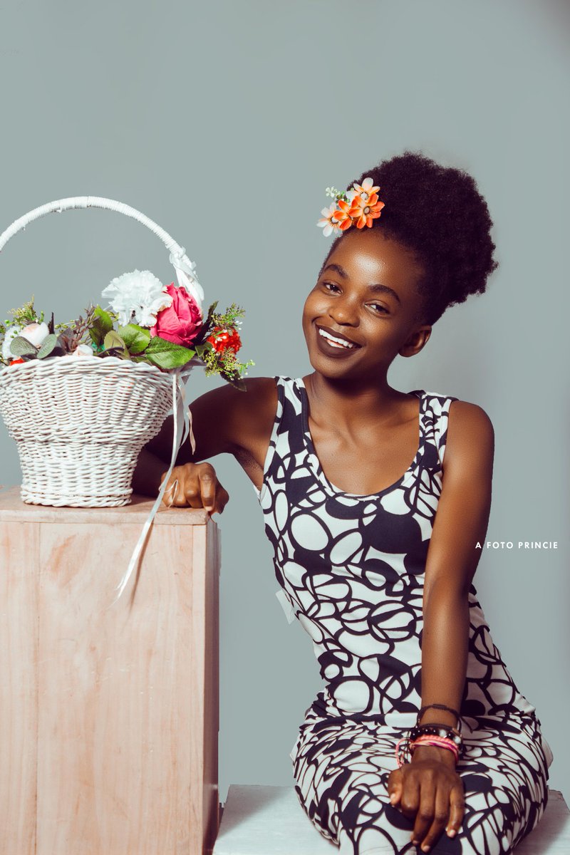 Larah_Mikayla's tweet photo. #MsMelanin
#perfectHair
#perfectPictures
Pc: @A_Foto_Princie https://t.co/YaVKHDjha6