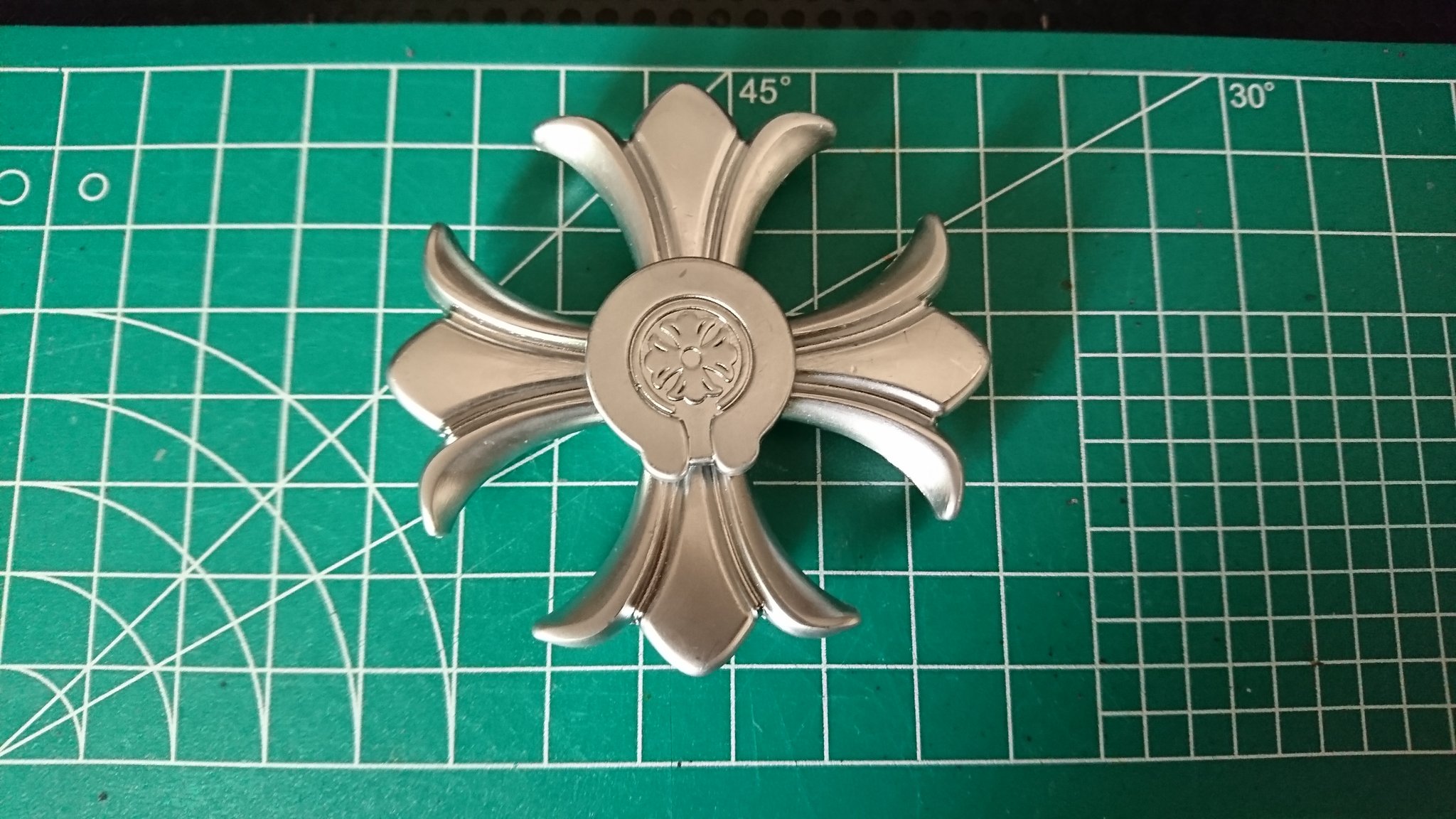 あきおみ ハンドスピナー紹介するよ Twitter पर ハンドスピナーコレクション Vol 296 十字スピナー クロムハーツ風のハンドスピナー 燻したらもう少しそれっぽくなりそう ハンドスピナー フィジットトイ T Co Azpqd2zqg2 Twitter