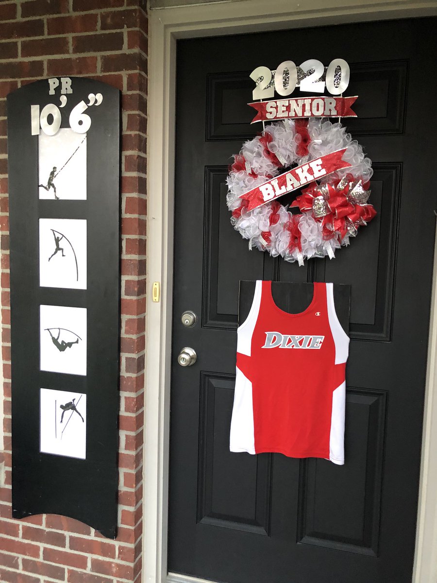 DevenSteely's tweet photo. In honor of our senior, Christian “Blake” Steely. 🎓❤️ @DixieHeightsHS @DHHSAthletics #DXNTI #DHHS #DixieHeights #ColonelPride #DixiePride #ClassOf2020 #Senior2020 #FrontDoorSeniorTribute https://t.co/KvfYxa0PNn