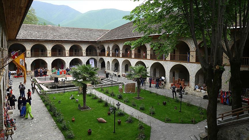 ŞEKİ HAN SARAYI - AZERBAYCAN
Tarihin en önemli ticaret yolu olan İpek Yolu üzerinde bulunan Şeki Han Sarayı, 1700'lerde ipek ticaretinin ne kadar güçlü olduğunu bütün lüksüyle ortaya koyuyor.Birkaç stilin bir araya geldiği bir mimariye sahip olan saray, vitraylı büyüleyici yer.