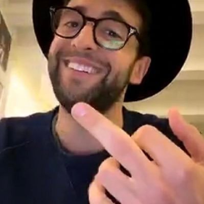 DilettaCapor's tweet photo. Agli analfabeti funzionali che non comprendono le interviste dei ragazzi de Il Volo, creando polemiche su falsità...
Agli pseudo giornalisti incompetenti 
dedico questo gesto: https://t.co/lmMus4GkSs