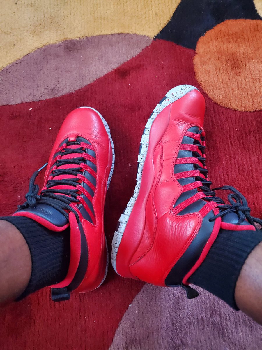 KingDee_305's tweet photo. 1 hour till gametime... #TheLastDance #Jordan10s #RagingBull #KOTD https://t.co/WmAOnm80oQ