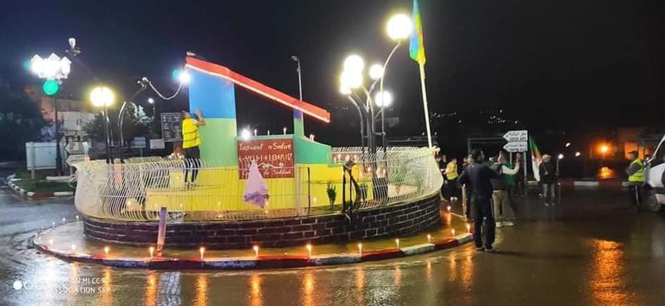 nabyl_yahiaoui's tweet photo. #Seddouk - #Anniversaire: Des bougies allumées en hommage des victimes du 20 Avril 1980 et 2001.
En cette période de confinement, des bougies sont allumées dans des balcons et de rues à travers  plusieurs quartiers et villages de Bejaia, en hommage aux victimes de ces événements. https://t.co/HI7ONcQ8pd