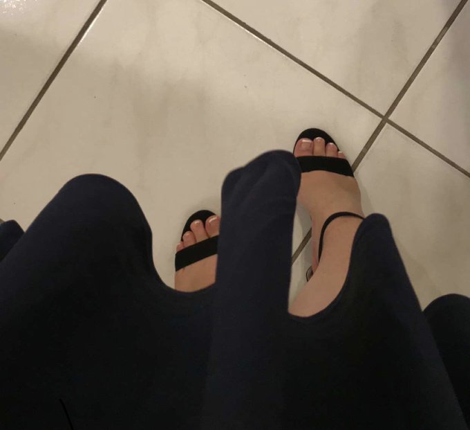 who wants toes in their mouth??? 🥺 like, comment, &amp; share ♡♡♡   #toes #feet #soles https://t.co/OUgk<a href="/tag/feet"class="tags"><span>#feet</span></a><a href="/tag/toes"class="tags"><span>#toes</span></a><a href="/tag/soles"class="tags"><span>#soles</span></a>