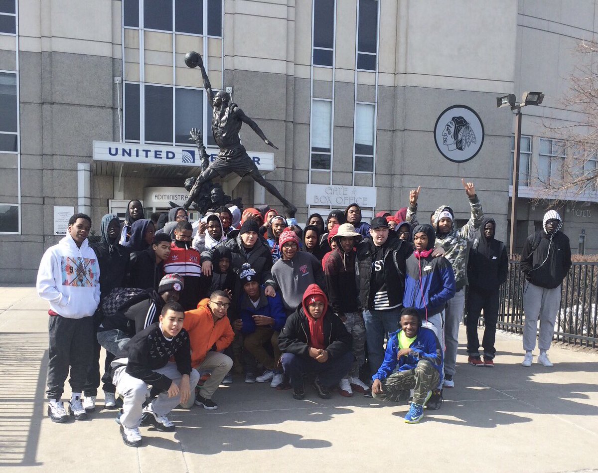 jsells11's tweet photo. The last time I made a visit and paid respects at the alter of #MJ the 🐐, circa 2014. With the SQUAD🏀💪🏼🔥.  Time to buckle in for this doc. All you youngbucks out there...#RelaxAndTakeNotes https://t.co/MfmPsPj4qe
