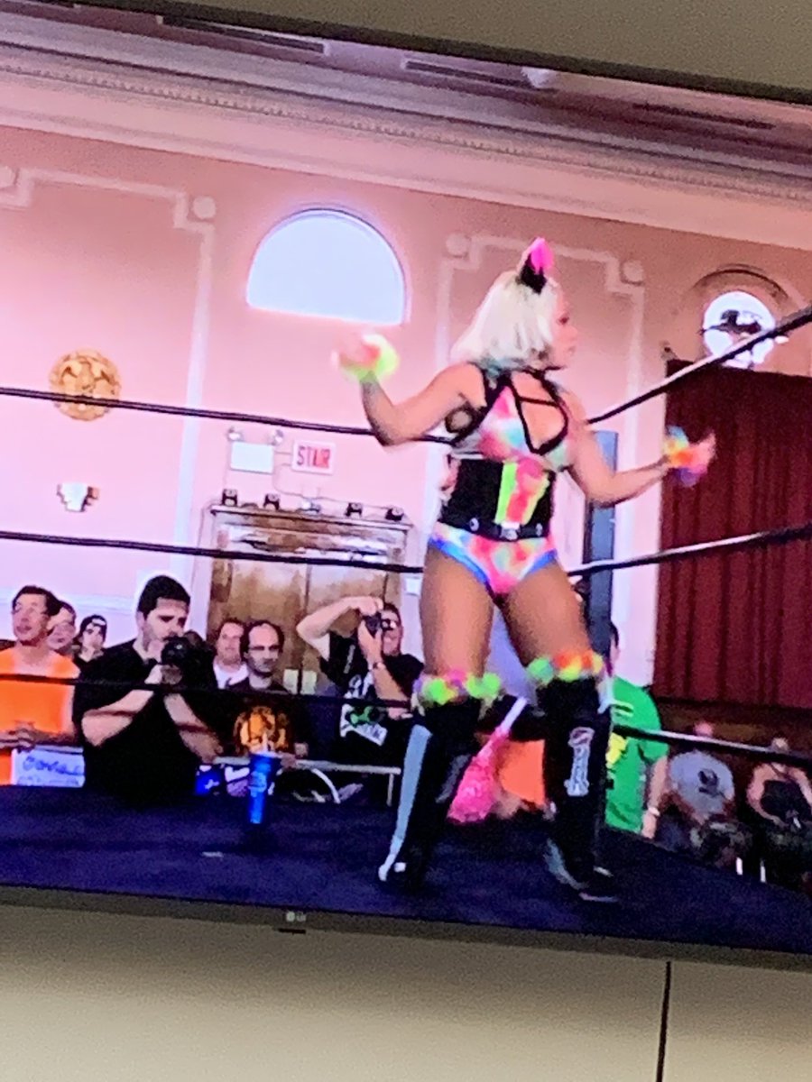VivaLaRooney's tweet photo. This old @SoloDarling gear rules lmao #Shimmer82 https://t.co/MpC25aKAoZ
