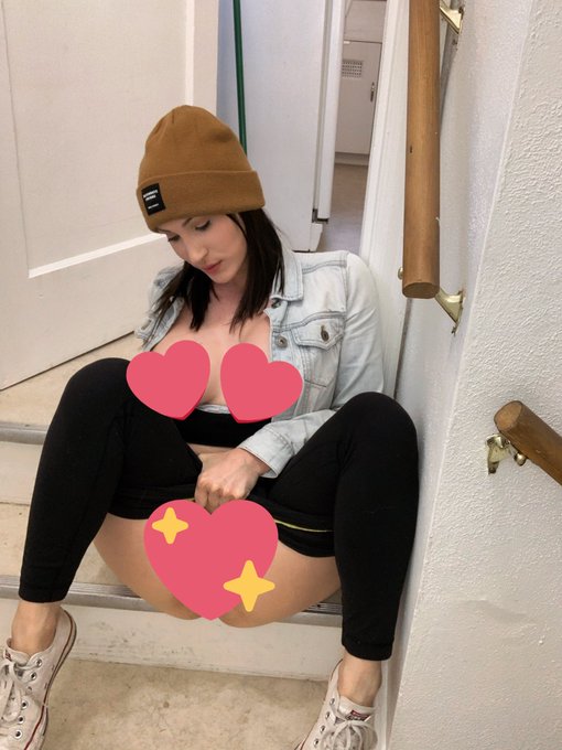 Quick I need 10 new onlyfans subscribers for science. Posting a really dirty video tomorrow too 😎 https://t