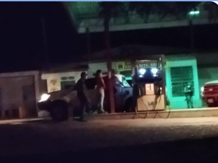 maibortpetit's tweet photo. Dice que "El capitán Borregales le montó un expediente a los sargentos Rondón y Prieto acusándolos de tráfico de gasolina para él no tener obstáculos. Sostienen que Borregales, dice ser  hijo de un General, de hecho maltrato al General Serrano Díaz y al Papa del General Matute" https://t.co/plvVqqBaBW