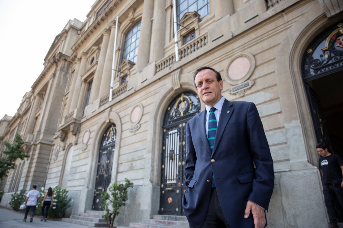 Hoy a las 22:30hrs el Rector <a href="/EnnioVivaldi/">Ennio Vivaldi</a> estará junto a su par de la <a href="/ucatolica/">Universidad Católica</a> Ignacio Sánchez conversando en #ENacional <a href="/TVN/">TVN</a> <a href="/24HorasTVN/">24 Horas</a> de la contingencia y del trabajo que junto con otros actores han hecho en la Mesa Social #COVIDー19. EN VIVO en tvn.cl/envivo/