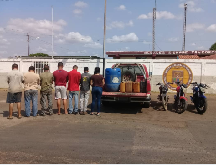 maibortpetit's tweet photo. Dice que "El capitán Borregales le montó un expediente a los sargentos Rondón y Prieto acusándolos de tráfico de gasolina para él no tener obstáculos. Sostienen que Borregales, dice ser  hijo de un General, de hecho maltrato al General Serrano Díaz y al Papa del General Matute" https://t.co/plvVqqBaBW