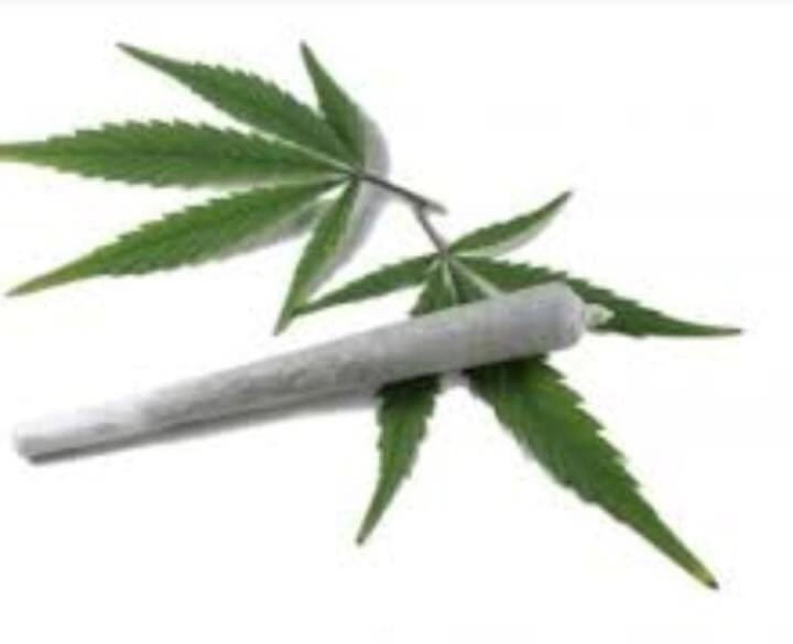 mclozinoficial's tweet photo. fumar maconha não te torna um noiado sem futuro, mas a sociedade não está pronta pra essa conversa https://t.co/4Lsf9usASR