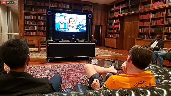 Estadao's tweet photo. Bolsonaro compartilha live em que Roberto Jefferson fala que atuação de Maia pode gerar impeachment do presidente https://t.co/vRZPEhqiGQ https://t.co/2Ic5euOSfZ