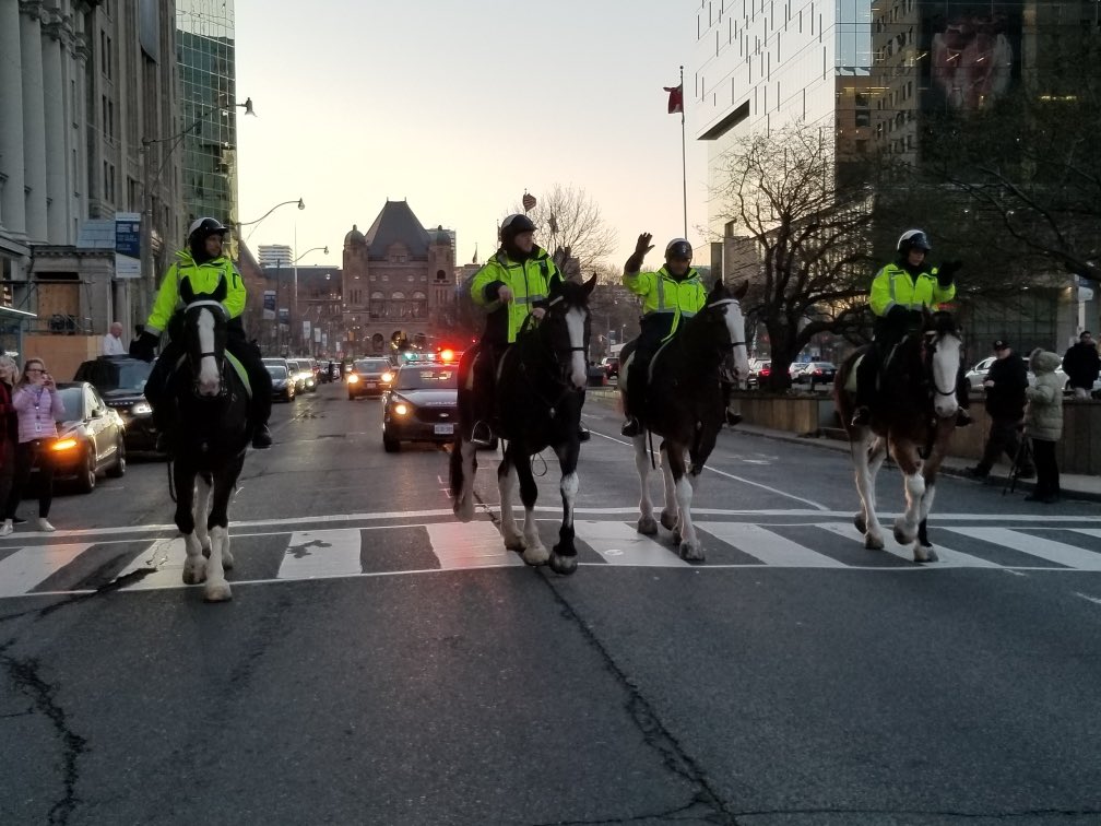 marksaunders_TO's tweet photo. We had a fantastic evening showing support for healthcare workers at hospitals &amp; long-term care homes across our city. On behalf of the @TorontoPolice, thank you for your courage, sacrifice &amp; commitment to keeping us healthy and safe. #FromUsToYou #COVID19 #Toronto https://t.co/xy81QKaH7q