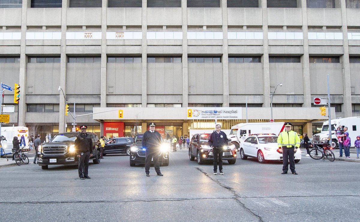 marksaunders_TO's tweet photo. We had a fantastic evening showing support for healthcare workers at hospitals &amp; long-term care homes across our city. On behalf of the @TorontoPolice, thank you for your courage, sacrifice &amp; commitment to keeping us healthy and safe. #FromUsToYou #COVID19 #Toronto https://t.co/xy81QKaH7q