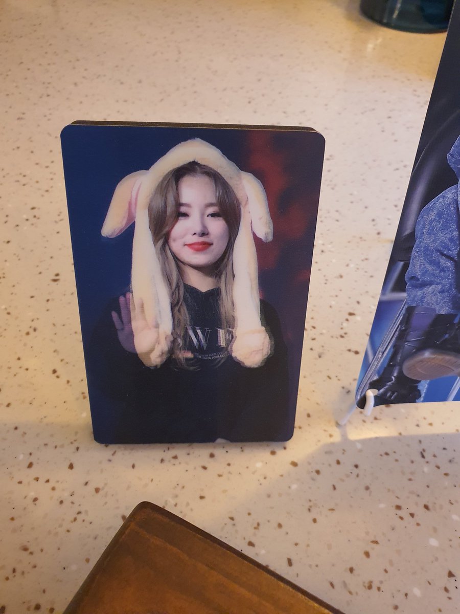 📢오늘 카페보이드에서 전시했던 미니배너 두 개와 렌티큘러 액자를 가져가실 분은 멘션을 달아주세요 선착순 한 분만 받겠습니다!